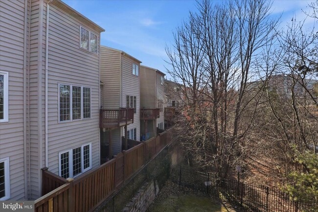 Building Photo - 4550 Fair Valley Dr