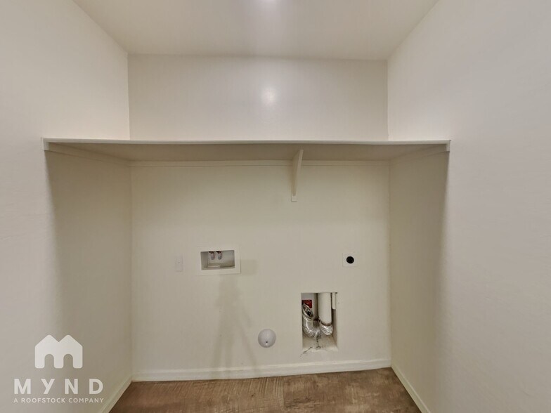 Building Photo - 282 S Oak St