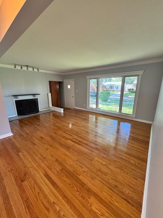 Building Photo - Charming Home in St. Clair Shores