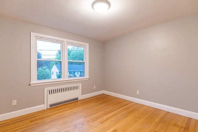 Building Photo - 3 Bedroom, 2 Bathroom home with Finished B...