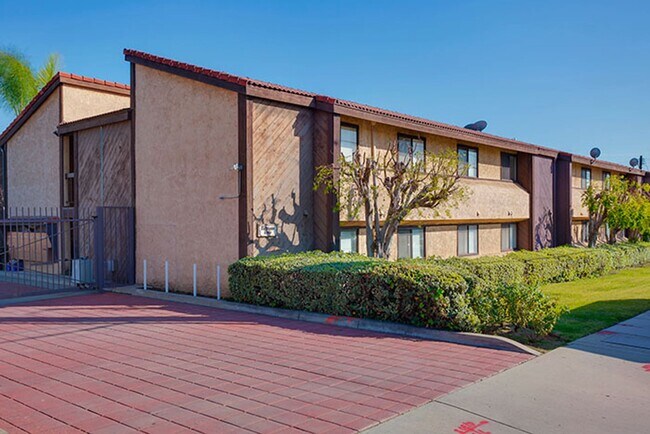 Building Photo - Condo with Pool, Washer & Dryer, Hardwood ...