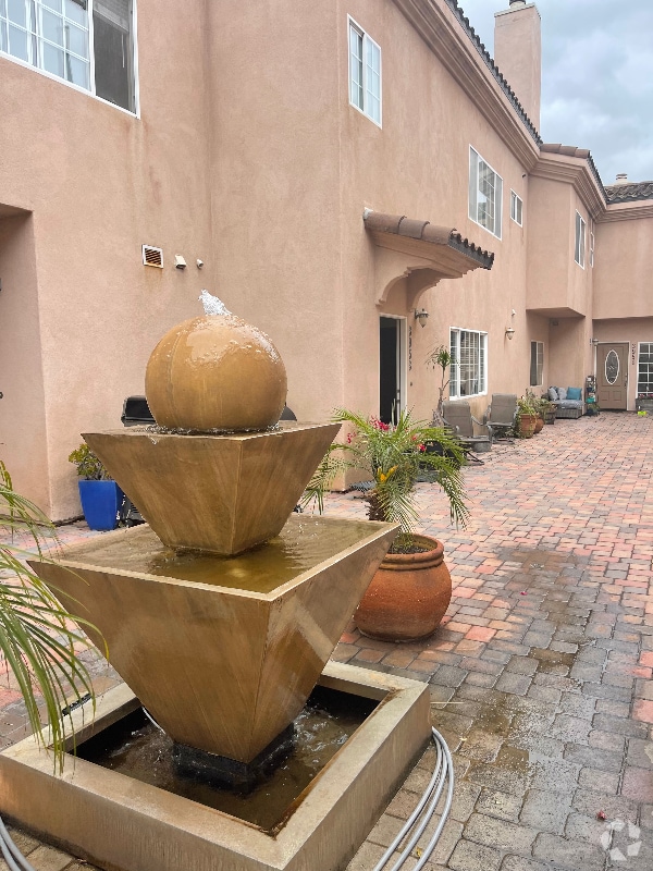 Building Photo - 3953 Riviera Dr