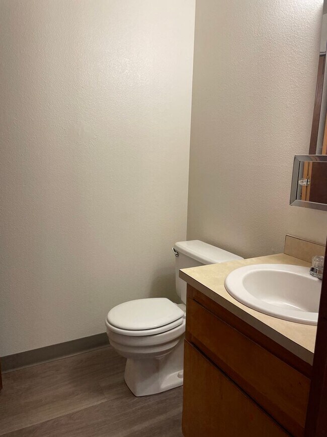 Building Photo - Very Nice 2 Bedroom 2 Bath TownhomBrand New Flooring and Fresh Paint1