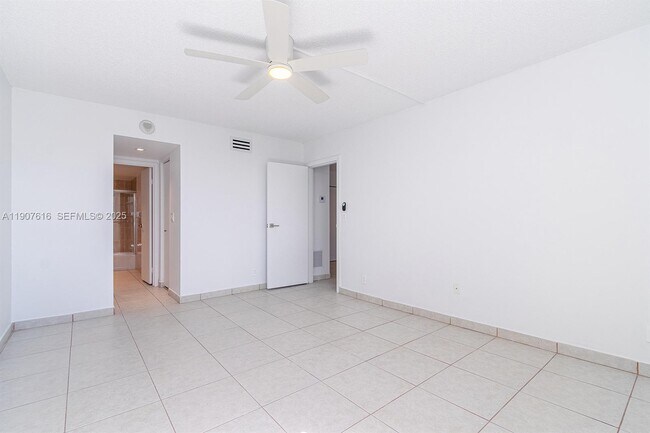 Building Photo - 2821 N Miami Beach Blvd