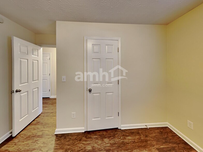 Building Photo - 3740 Scotland Ln SW