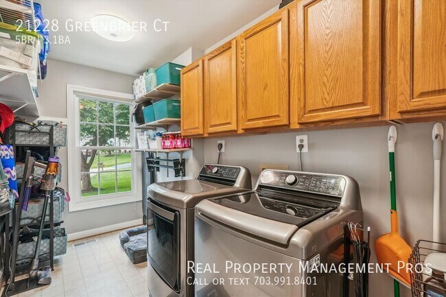 Building Photo - 21228 Greenbrier Ct