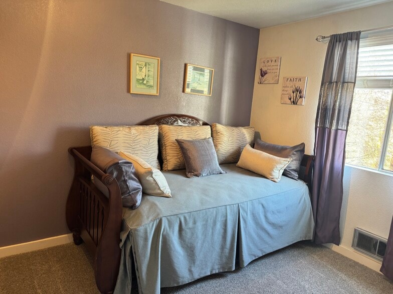 Second bedroom-upper level - 932 22nd Ave S