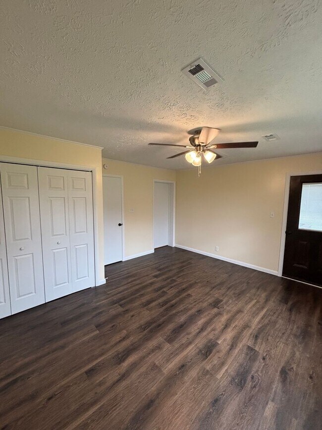 Building Photo - Newly Remodeled rancher in Halls