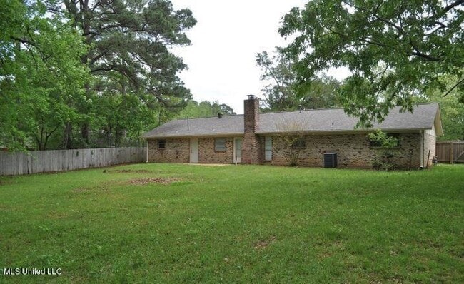 Building Photo - 31 Pebble Hill Dr
