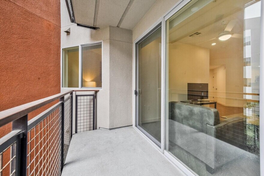 Building Photo - 8875 Costa Verde Blvd