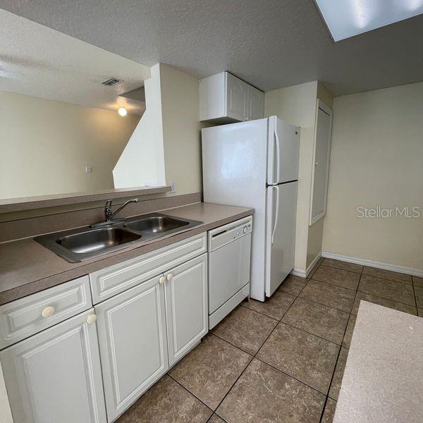 Building Photo - 2715 Fan Palm Dr