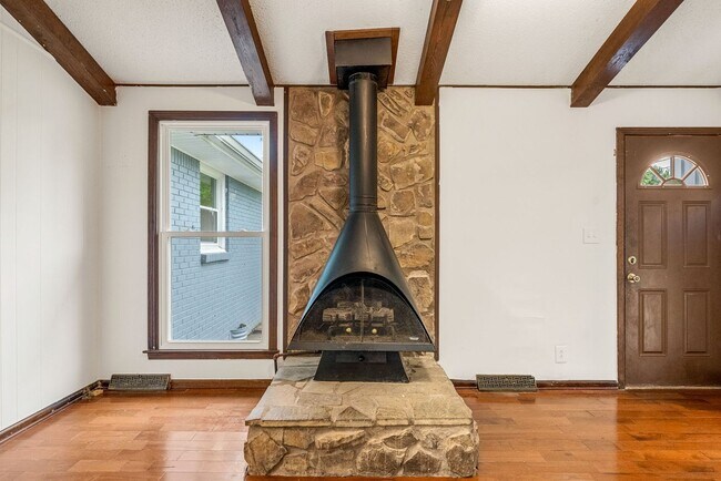 Building Photo - Beautiful Pet Friendly 3 bedroom home for ...