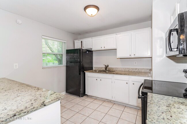 Building Photo - 2378 Lourdes Dr W