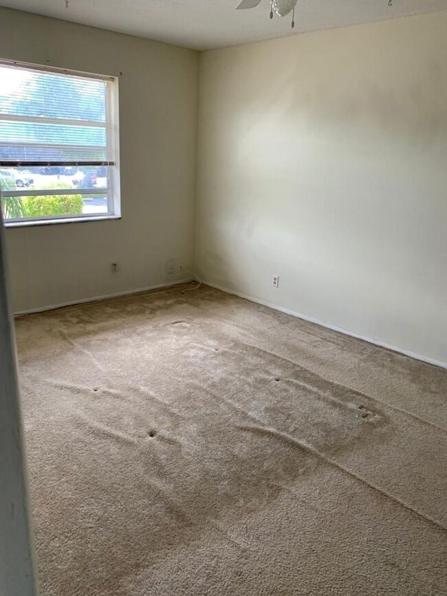 Building Photo - Nice 2 Bed 1 Bath, Unit Located in Quiet S...