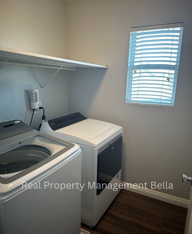 Building Photo - Lakeview Pool Retreat in a Private Cul-de-Sac Setting