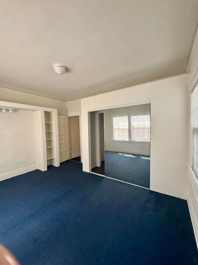 Building Photo - Spacious Unit