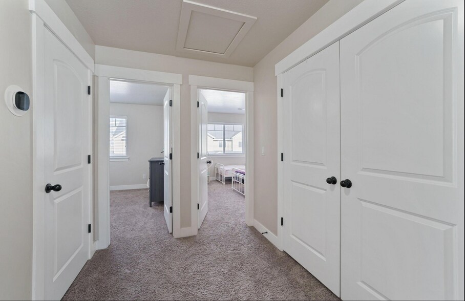 Building Photo - 203 W Silver Springs Dr