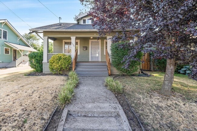 Primary Photo - Cute 3-bdrm/2-bath vintage home—Nice fence...