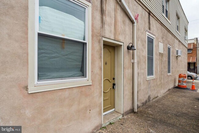 Building Photo - 2553 E Somerset St