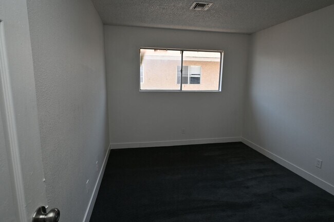 Building Photo - 2 Bedroom Apartment -Las Vegas -NO PETS -1...