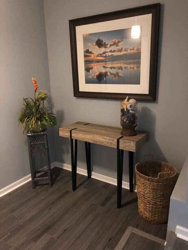 Common Entry - 120 N Woodland Blvd