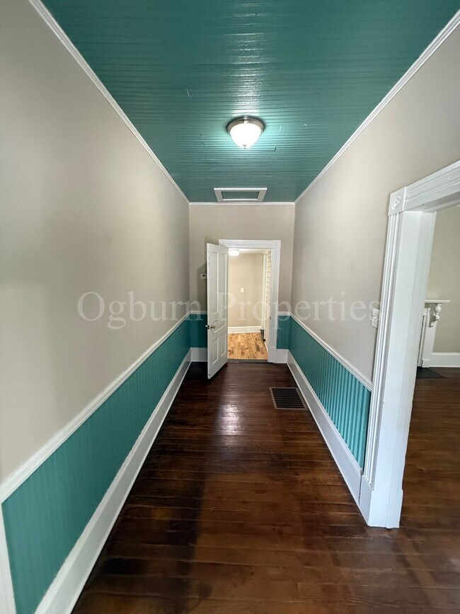 Building Photo - 409 Granville Dr SW