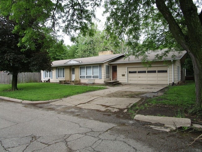 Building Photo - Privacy Fence and a Garage!