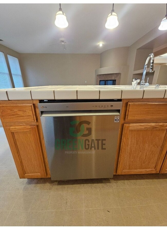 Building Photo - Spacious 4 Bedroom 3 Bath in Patterson! AV...
