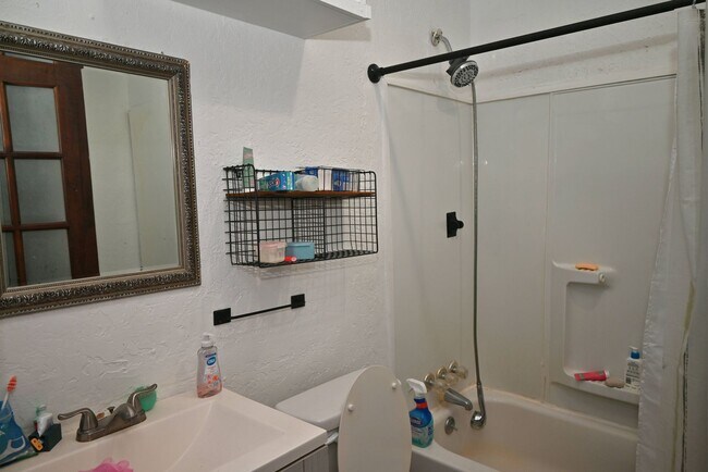 Building Photo - Charming 3 Bed 1 Bath in Hospital District