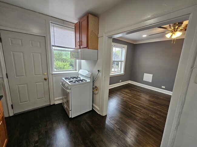 Building Photo - 6551 N Francisco Ave