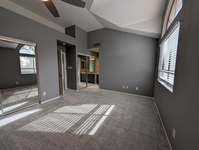 Building Photo - 2 Bedroom 2.5 Bath