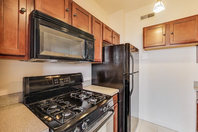 Building Photo - Modern comfort and classic charm!