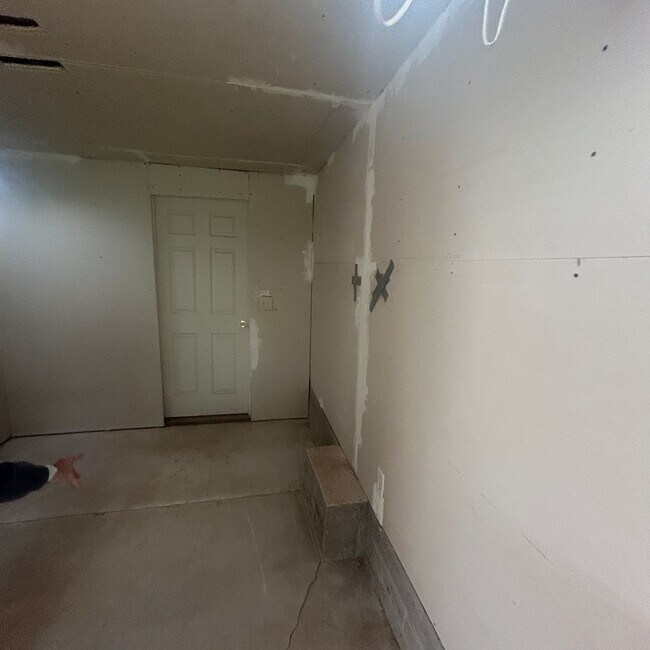 Building Photo - Beautiful Lake Wildwood Home with private back yard.