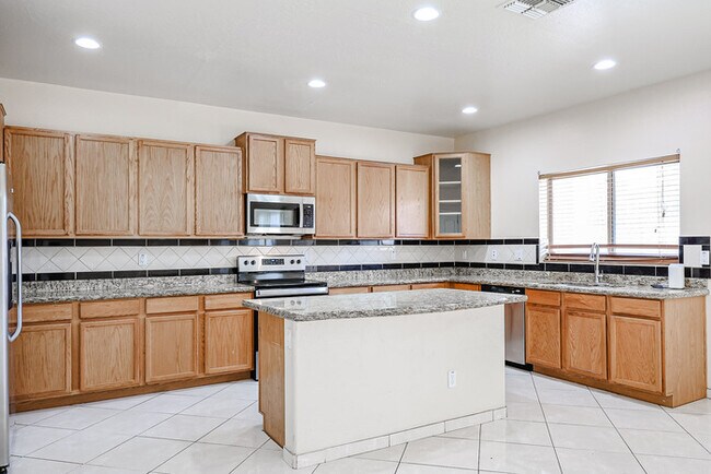 Building Photo - Beautiful 7 bedroom