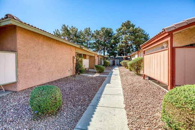 Building Photo - 1 Bed / 1 Bath Comfortable Townhome in Las...