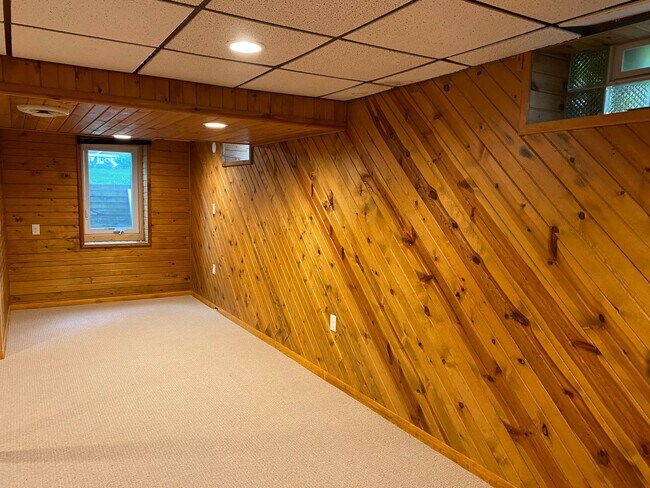 Building Photo - Beautifully Remodeled 4 Bedroom