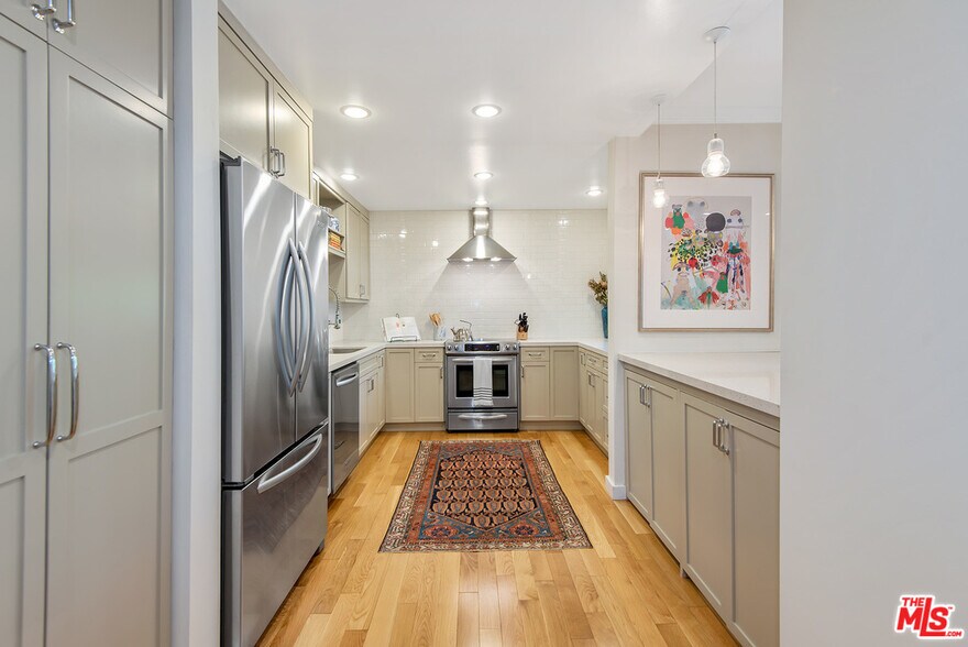 Building Photo - 8550 Holloway Dr