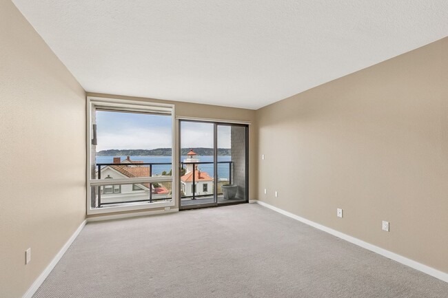 Building Photo - 2 Bedroom 2 Bath Top Floor Corner Unit  wi...