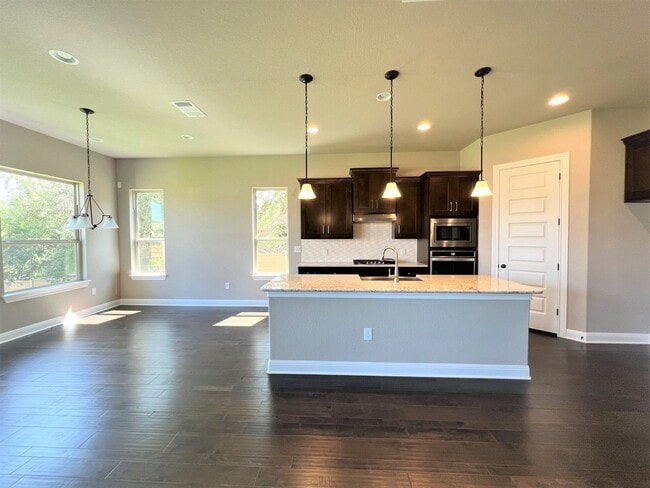 Building Photo - Georgeous 5-Bedroom in the Three Points Community