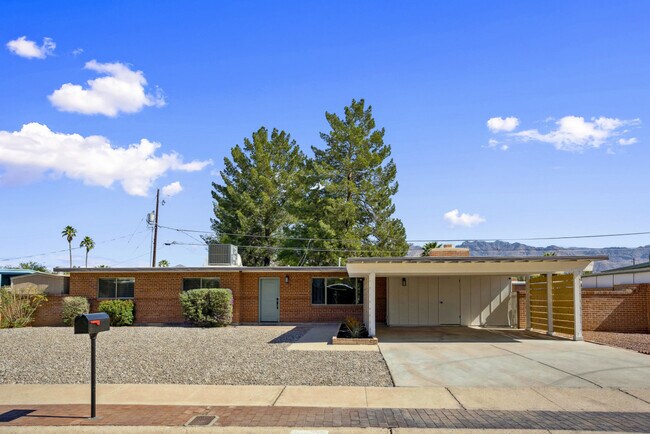 Building Photo - 4909 E Bermuda St