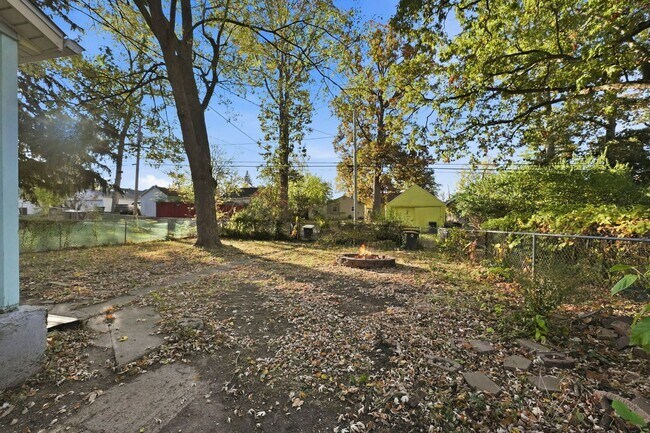 Building Photo - New 2 bedroom house listing!