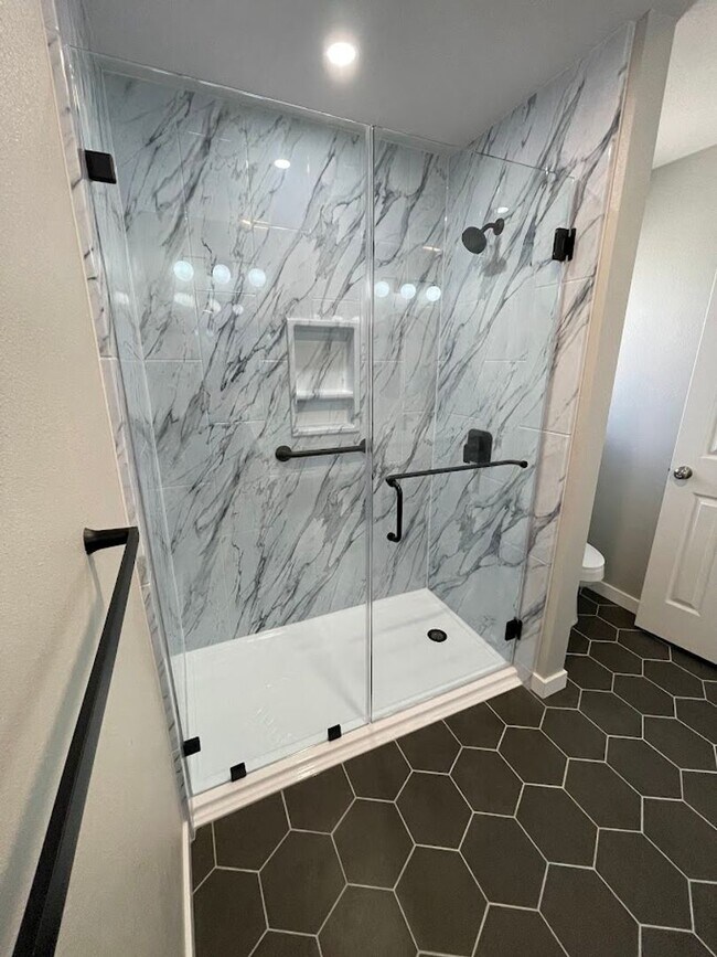 Building Photo - NEW ON MARKET