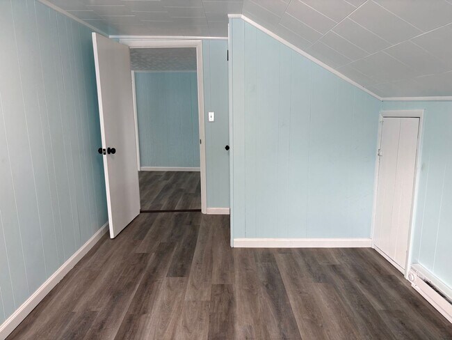 Building Photo - Dallastown SD, Cozy 2 Bedroom/1 Bath 2nd Floor Apartment