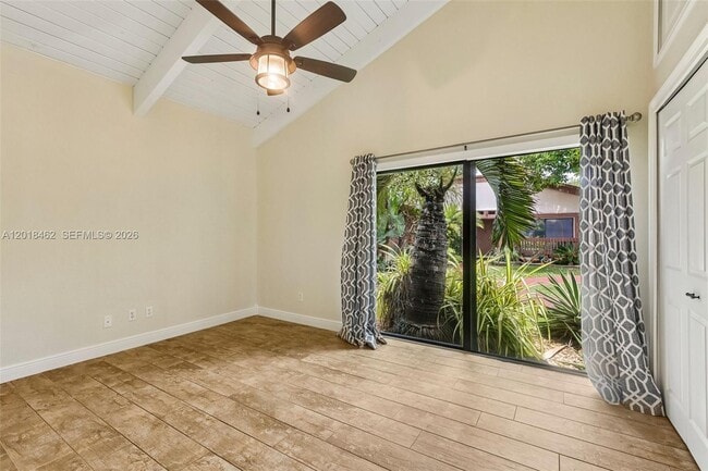 Building Photo - 2731 Parkview Dr S