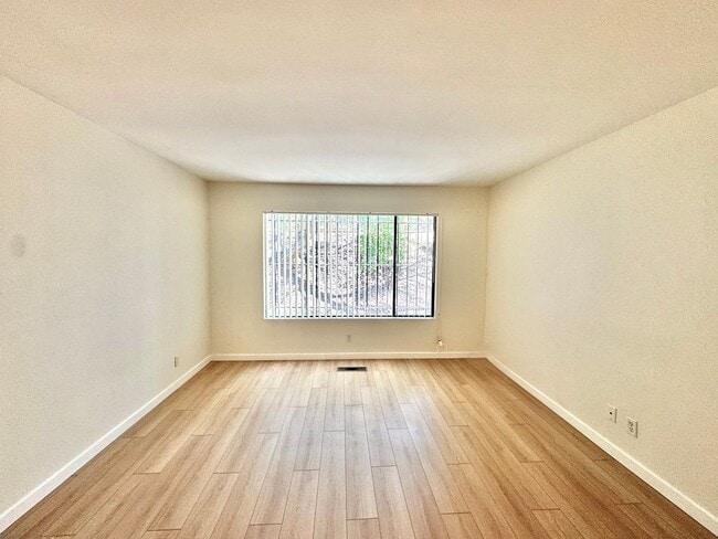 Building Photo - AVAILABLE NOW: BIG College Area Townhome 4bd/2.5ba HUGE garage, AC, pool, W/D