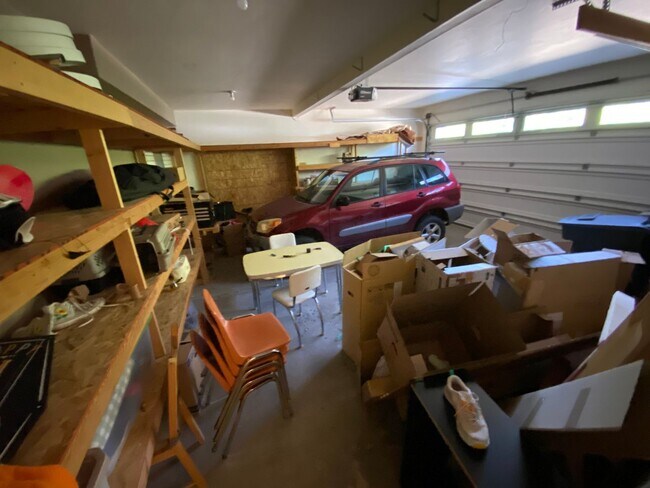 Building Photo - Three Bedroom Town Home with Two-Car Garage