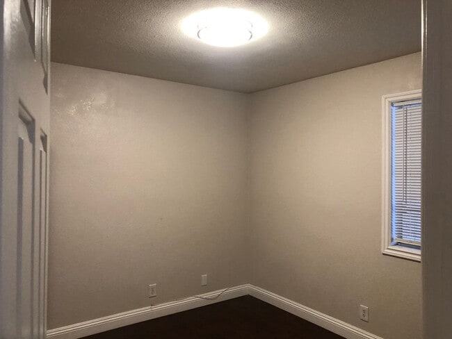 Building Photo - 4 BEDROOM / 2 BATH SINGLE FAMILY HOME W/ CASITA