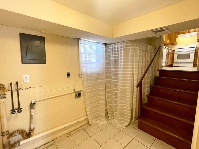 Building Photo - Charming 2-Bedroom Apartment – February Move-In Available!