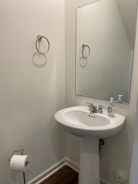 Building Photo - 252 Chelsea Pk Cir