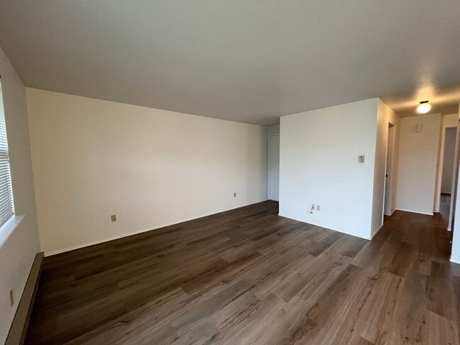 Building Photo - Conveniently Located 2 Bedroom in a Fourplex Unit